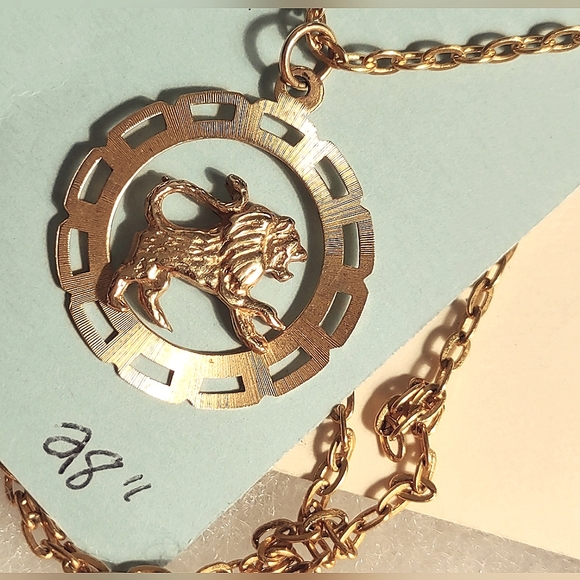 14k Gold Lion Pendant - Picture 2 of 10